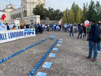 Covid Milano, la protesta anti-Dpcm di palestre e piscine